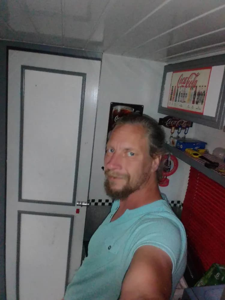 Profil de Kenny, 27 ans, Rencontre Libertine à Unterschächen (Uri)